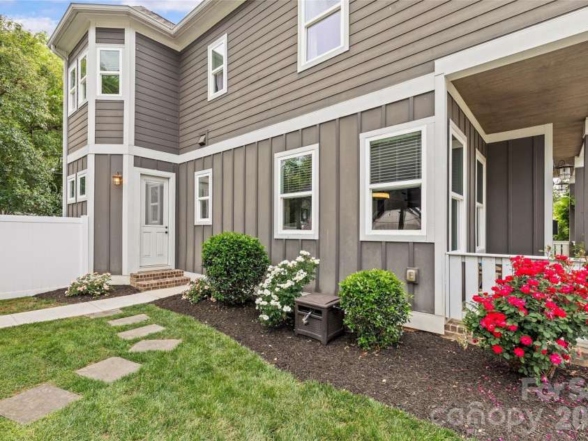 815 Kingston Avenue, Charlotte, NC 28203.  MLS# CAR4368135, YatesRealty ID 21216. 