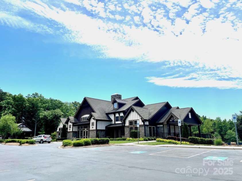 1605 Appledale Court, Fort Mill, SC 29715.  MLS# CAR4217371, YatesRealty ID 21217. Clubhouse with meeting room, full kitchen