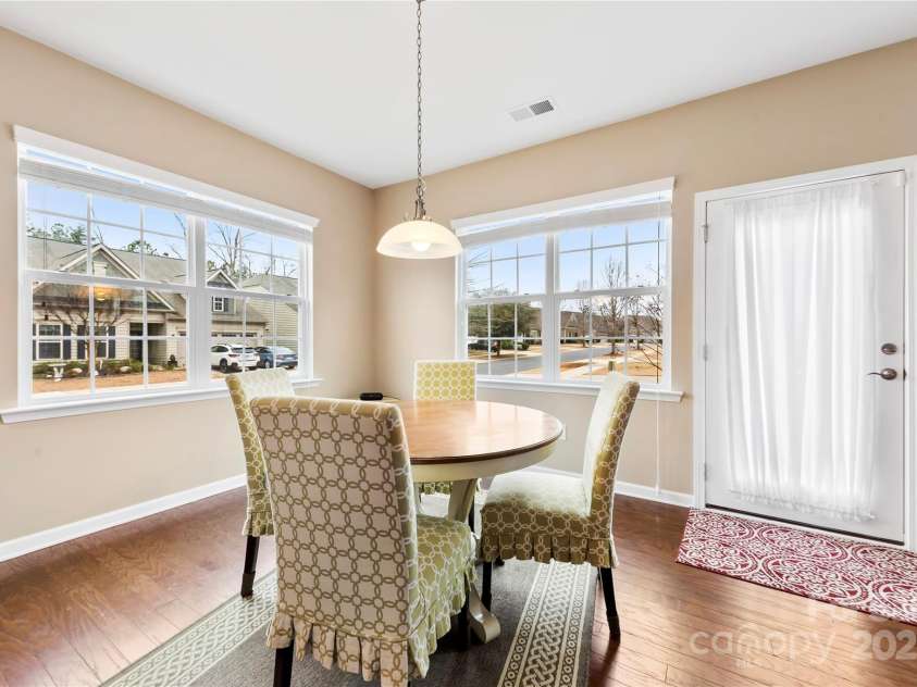 1605 Appledale Court, Fort Mill, SC 29715.  MLS# CAR4217371, YatesRealty ID 21217. Eat in kitchen / lots of natural light