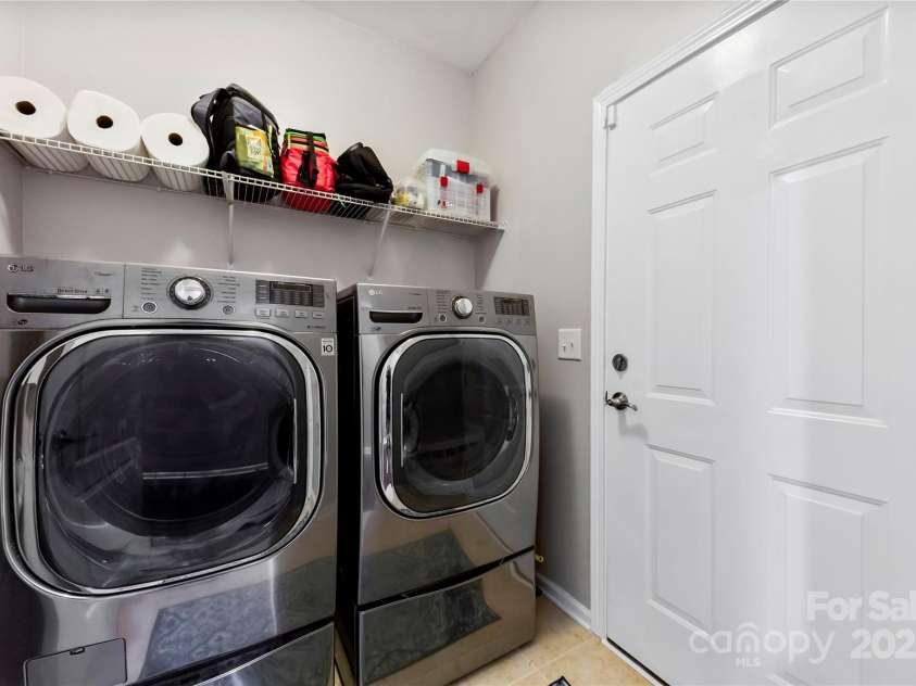 1605 Appledale Court, Fort Mill, SC 29715.  MLS# CAR4217371, YatesRealty ID 21217. Energy Efficient Washer and Dryer Stay with home