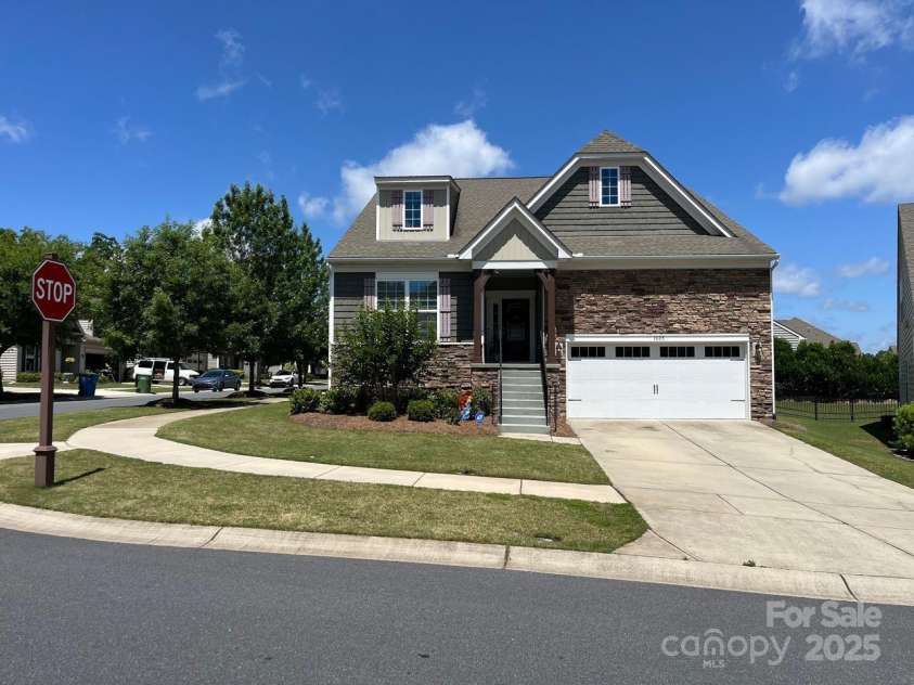 1605 Appledale Court, Fort Mill, SC 29715.  MLS# CAR4217371, YatesRealty ID 21217. Front yard corner lot