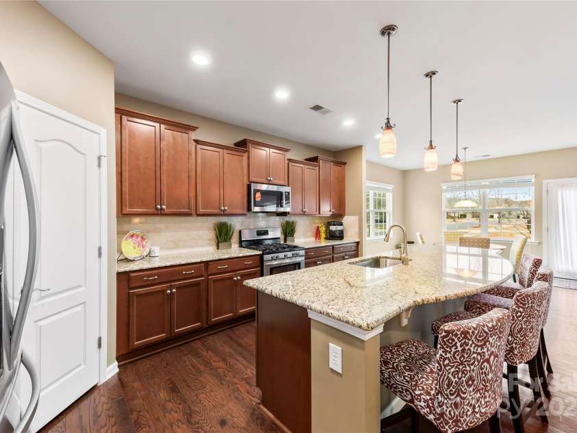 1605 Appledale Court, Fort Mill, SC 29715.  MLS# CAR4217371, YatesRealty ID 21217. Huge kitchen w/granite counters & walkin pantry