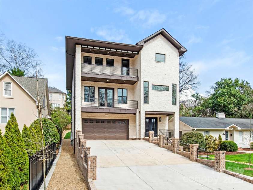 2909 Hanson Drive, Charlotte, NC 28207.  MLS# CAR4242768, YatesRealty ID 21220. 