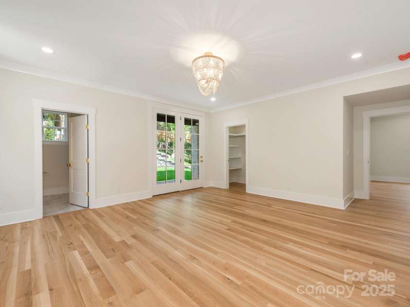 2909 Hanson Drive, Charlotte, NC 28207.  MLS# CAR4242768, YatesRealty ID 21220. 
