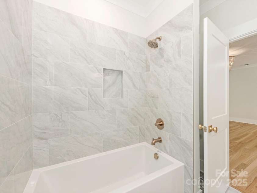 2909 Hanson Drive, Charlotte, NC 28207.  MLS# CAR4242768, YatesRealty ID 21220. 