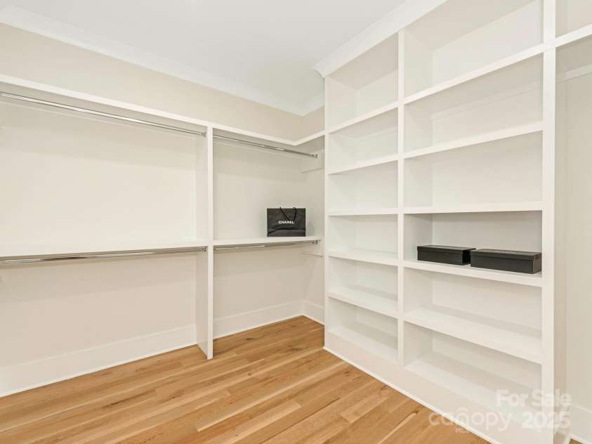 2909 Hanson Drive, Charlotte, NC 28207.  MLS# CAR4242768, YatesRealty ID 21220. 