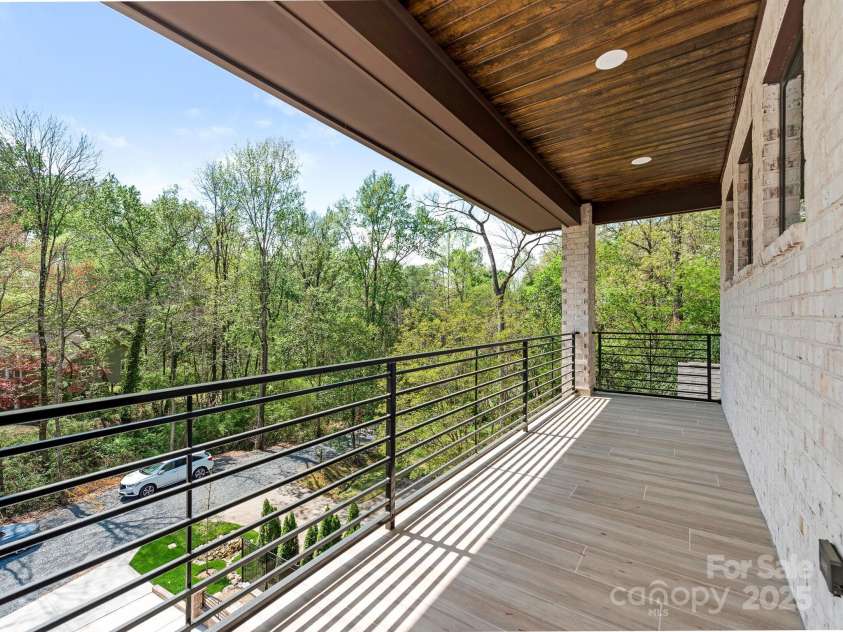 2909 Hanson Drive, Charlotte, NC 28207.  MLS# CAR4242768, YatesRealty ID 21220. 