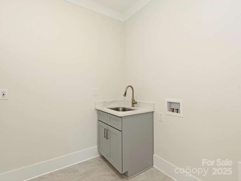 2909 Hanson Drive, Charlotte, NC 28207.  MLS# CAR4242768, YatesRealty ID 21220. 