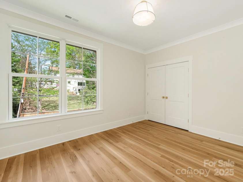 2909 Hanson Drive, Charlotte, NC 28207.  MLS# CAR4242768, YatesRealty ID 21220. 