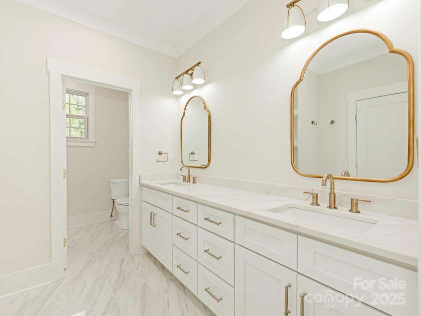 2909 Hanson Drive, Charlotte, NC 28207.  MLS# CAR4242768, YatesRealty ID 21220. 