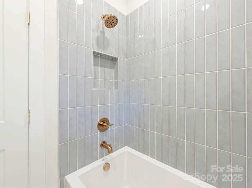 2909 Hanson Drive, Charlotte, NC 28207.  MLS# CAR4242768, YatesRealty ID 21220. 