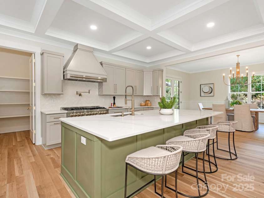 2909 Hanson Drive, Charlotte, NC 28207.  MLS# CAR4242768, YatesRealty ID 21220. 