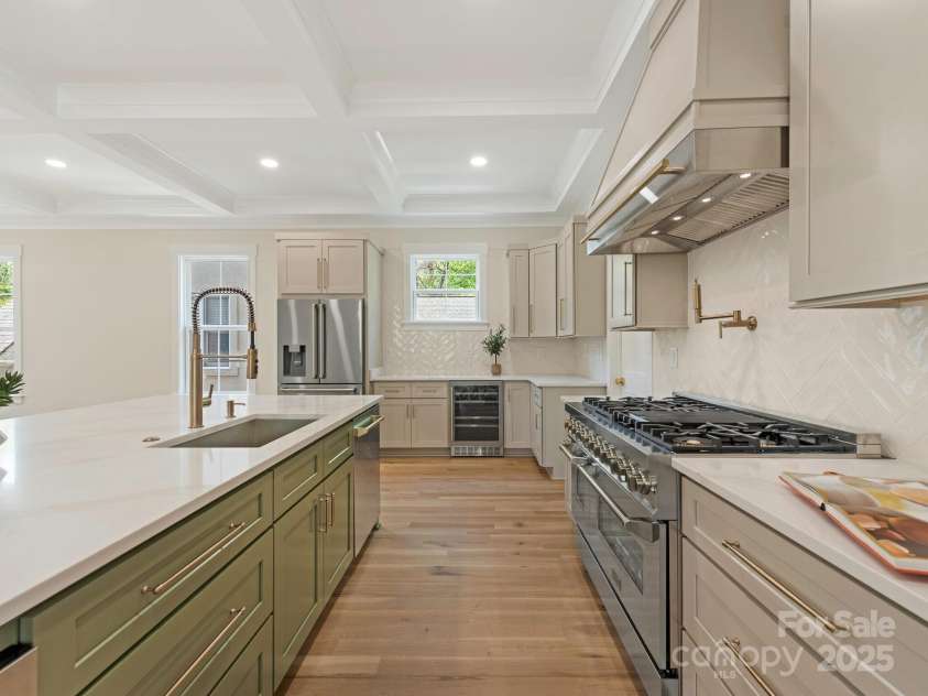 2909 Hanson Drive, Charlotte, NC 28207.  MLS# CAR4242768, YatesRealty ID 21220. 