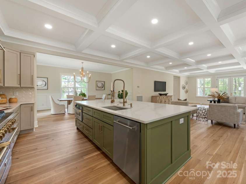 2909 Hanson Drive, Charlotte, NC 28207.  MLS# CAR4242768, YatesRealty ID 21220. 