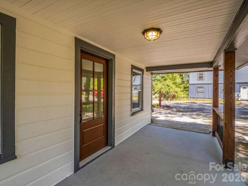 18 Worley Place, Asheville, NC 28806.  MLS# CAR4366279, YatesRealty ID 21222. 