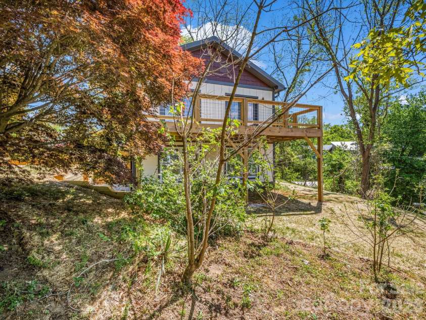18 Worley Place, Asheville, NC 28806.  MLS# CAR4366279, YatesRealty ID 21222. 