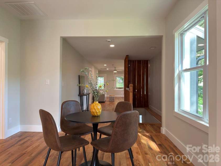 18 Worley Place, Asheville, NC 28806.  MLS# CAR4366279, YatesRealty ID 21222. Dining area