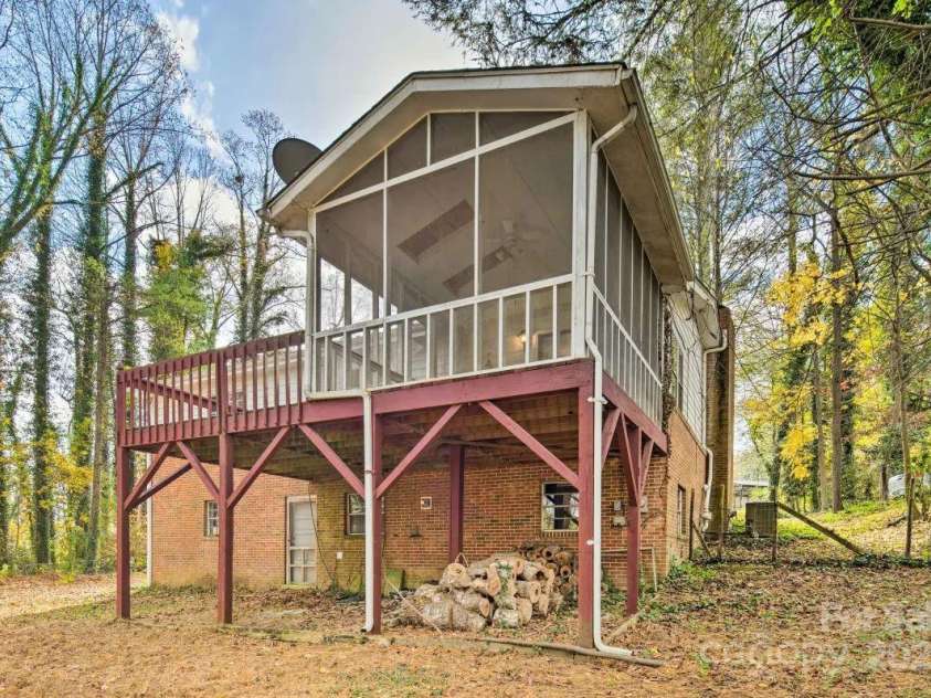 314 Armstrong Avenue, Hendersonville, NC 28739.  MLS# CAR4256357, YatesRealty ID 21222. 