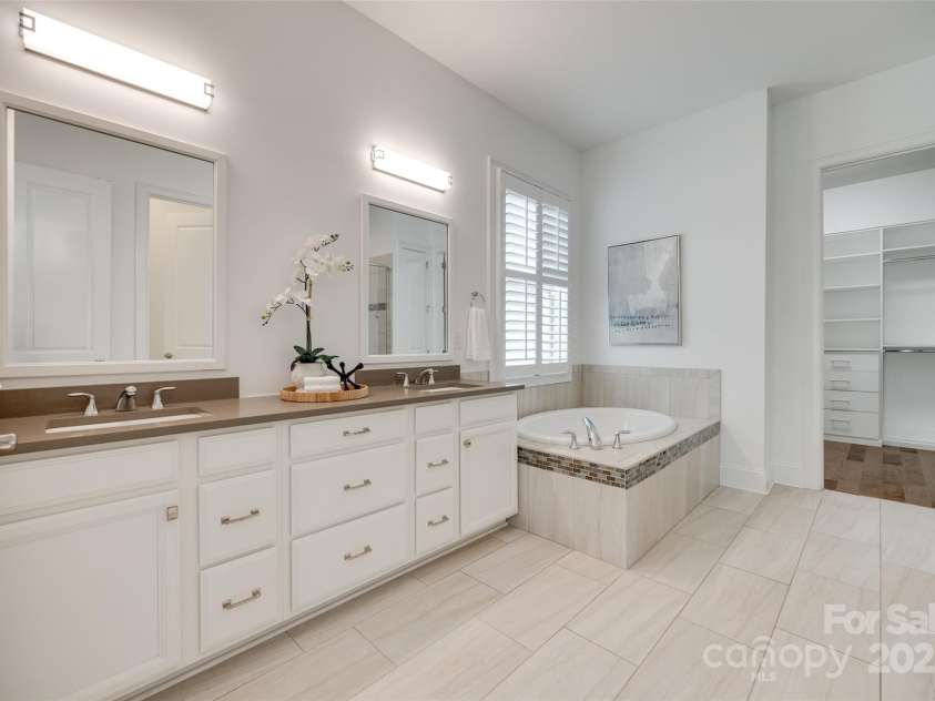 15927 Vale Ridge Drive, Charlotte, NC 28278.  MLS# CAR4257500, YatesRealty ID 21224. 