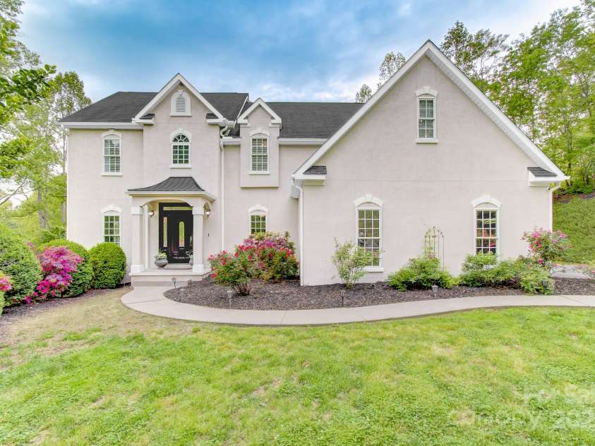 208 Bragg Court, Hendersonville, NC 28792.  MLS# CAR4253519, YatesRealty ID 21230. 