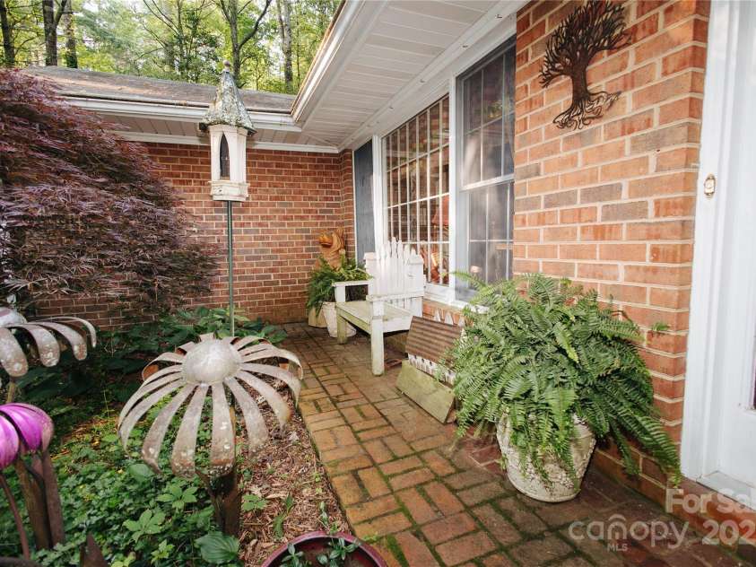 100 Wolf Shoals Drive, Hendersonville, NC 28739.  MLS# CAR4266248, YatesRealty ID 21231. 