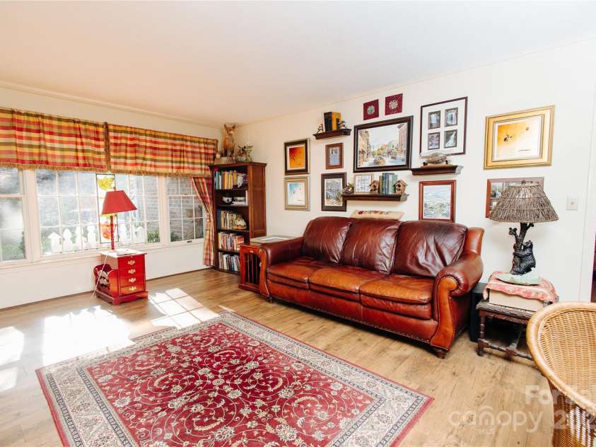 100 Wolf Shoals Drive, Hendersonville, NC 28739.  MLS# CAR4266248, YatesRealty ID 21231. 