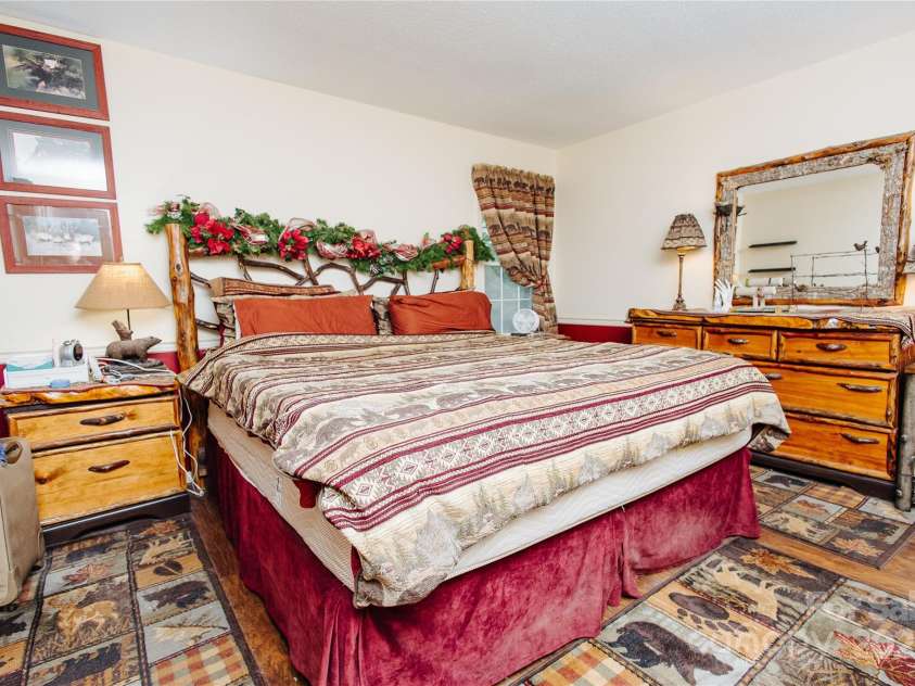 100 Wolf Shoals Drive, Hendersonville, NC 28739.  MLS# CAR4266248, YatesRealty ID 21231. 