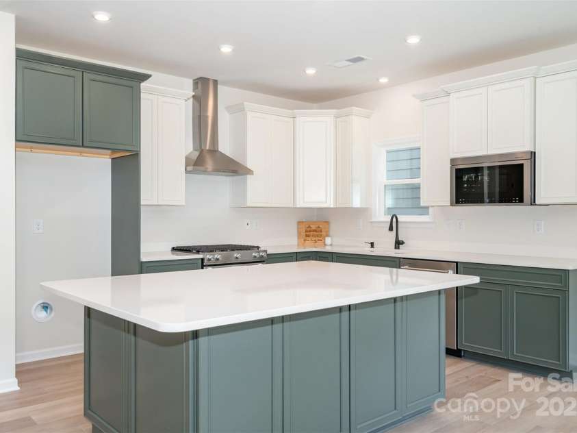 18019 Wilbanks Drive, Charlotte, NC 28278.  MLS# CAR4267851, YatesRealty ID 21233. Kitchen