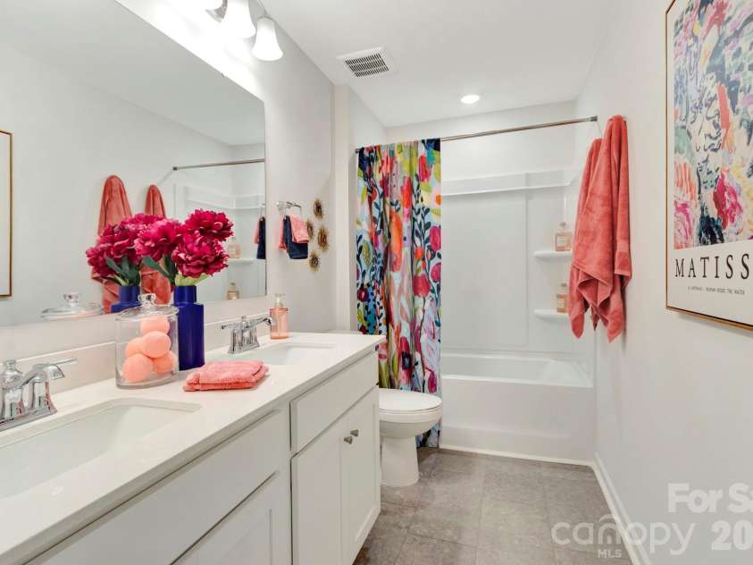 315 Hendley Drive, York, SC 29745.  MLS# CAR4364972, YatesRealty ID 21233. Secondary bathroom