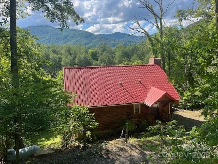 409 Hamlet Drive, Burnsville, NC 28714.  MLS# CAR4269667, YatesRealty ID 21237. 