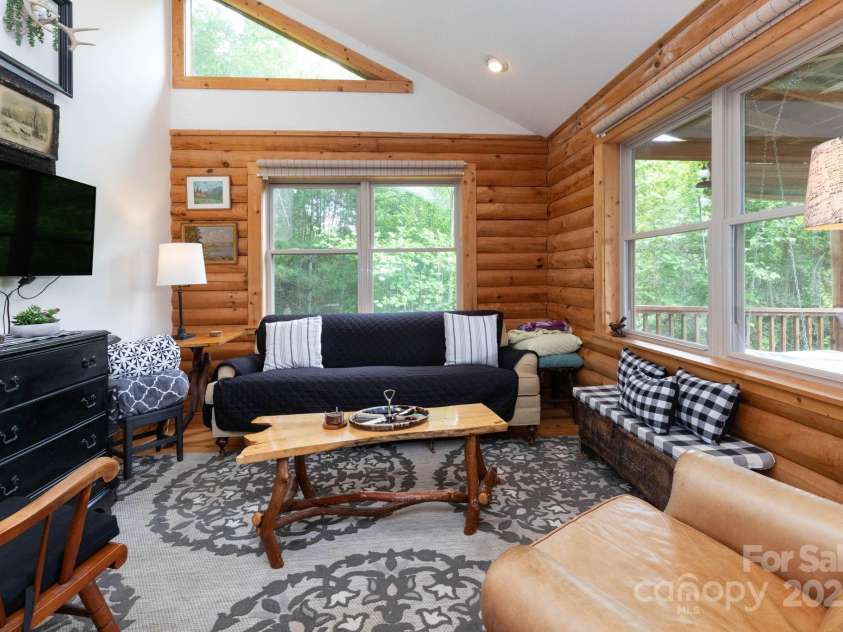 409 Hamlet Drive, Burnsville, NC 28714.  MLS# CAR4269667, YatesRealty ID 21237. Main Living Area