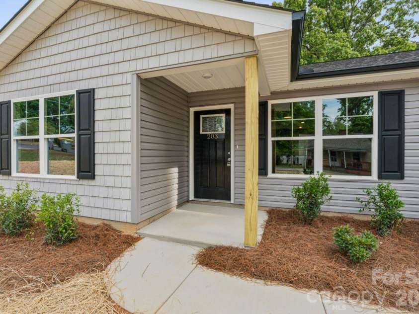 203 17th Street, Kannapolis, NC 28081.  MLS# CAR4380691, YatesRealty ID 21239. 