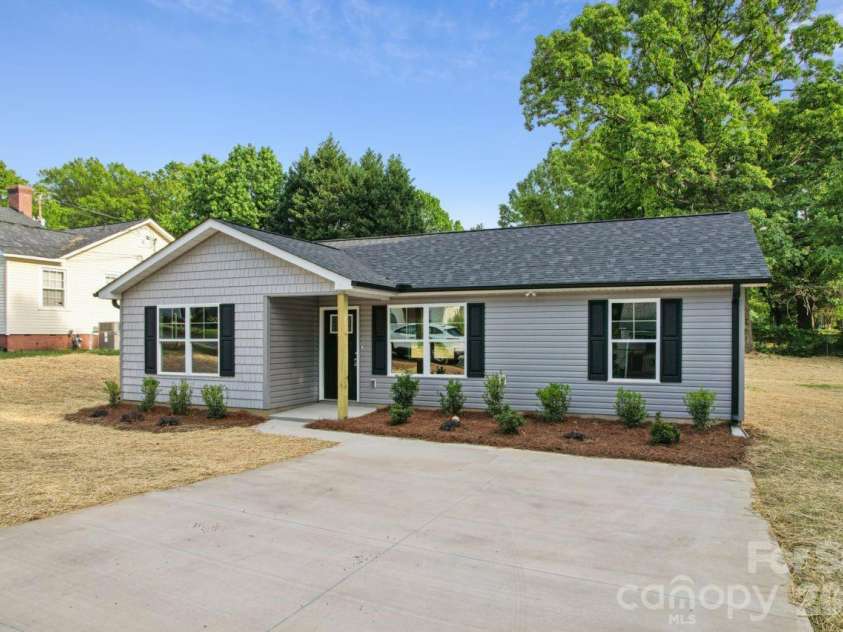 203 17th Street, Kannapolis, NC 28081.  MLS# CAR4380691, YatesRealty ID 21239. 