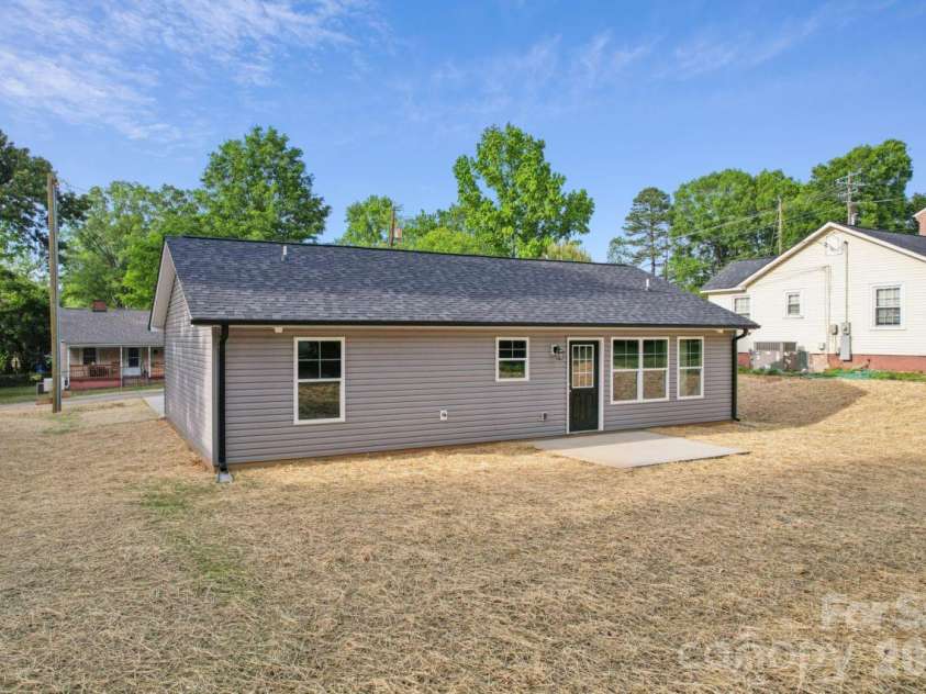 203 17th Street, Kannapolis, NC 28081.  MLS# CAR4380691, YatesRealty ID 21239. 
