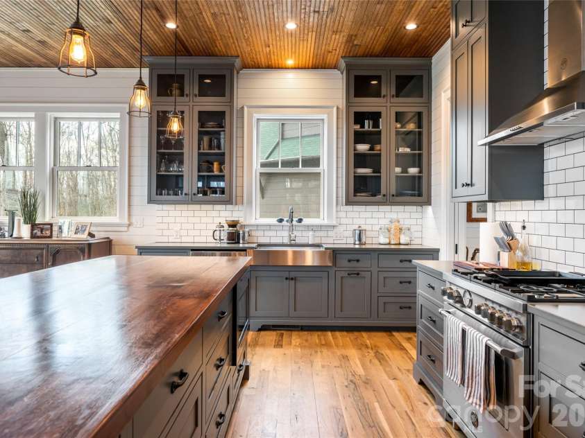 51 Summit Road, Swannanoa, NC 28778.  MLS# CAR4367888, YatesRealty ID 21243. 