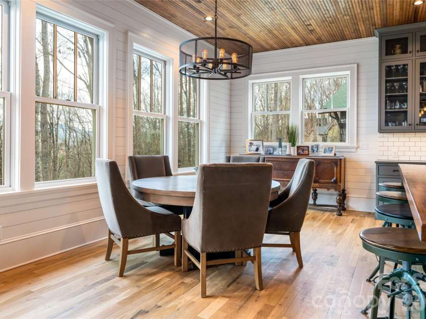 51 Summit Road, Swannanoa, NC 28778.  MLS# CAR4367888, YatesRealty ID 21243. Dining area