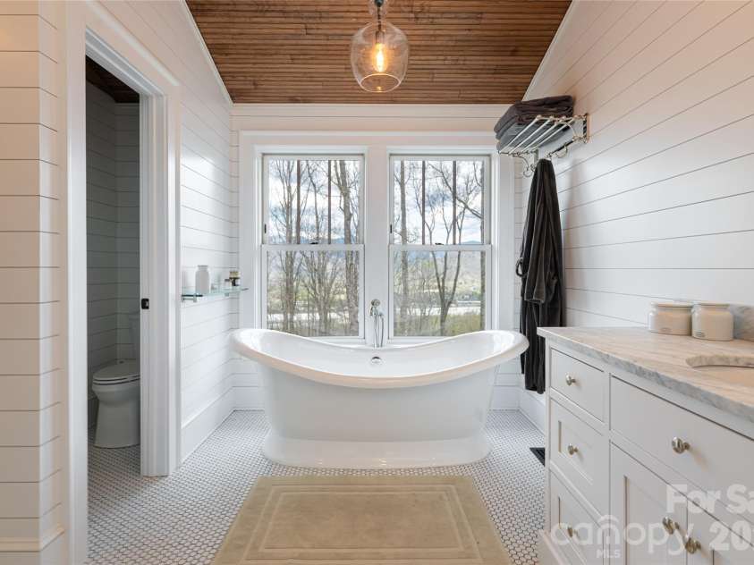 51 Summit Road, Swannanoa, NC 28778.  MLS# CAR4367888, YatesRealty ID 21243. Large soaking tub