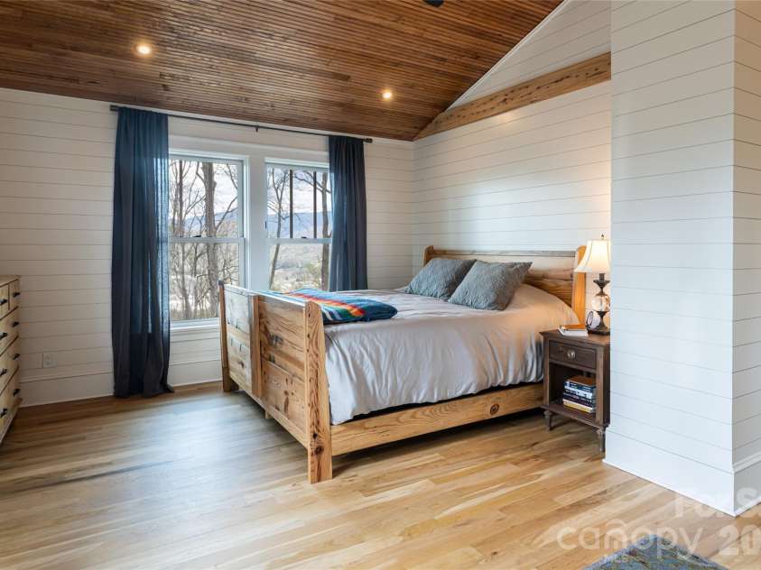 51 Summit Road, Swannanoa, NC 28778.  MLS# CAR4367888, YatesRealty ID 21243. Primary bedroom