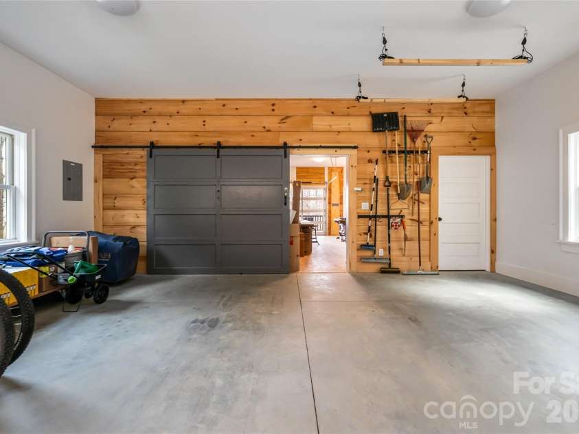 51 Summit Road, Swannanoa, NC 28778.  MLS# CAR4367888, YatesRealty ID 21243. Spotless