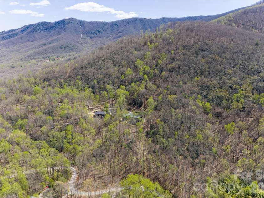 51 Summit Road, Swannanoa, NC 28778.  MLS# CAR4367888, YatesRealty ID 21243. Summit Retreat
