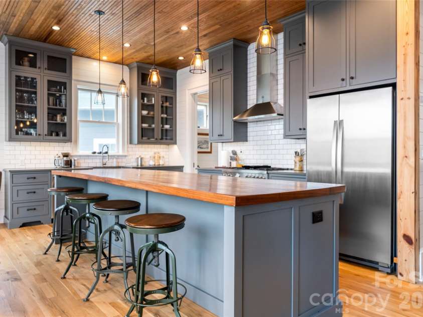 51 Summit Road, Swannanoa, NC 28778.  MLS# CAR4367888, YatesRealty ID 21243. The perfect size kitchen