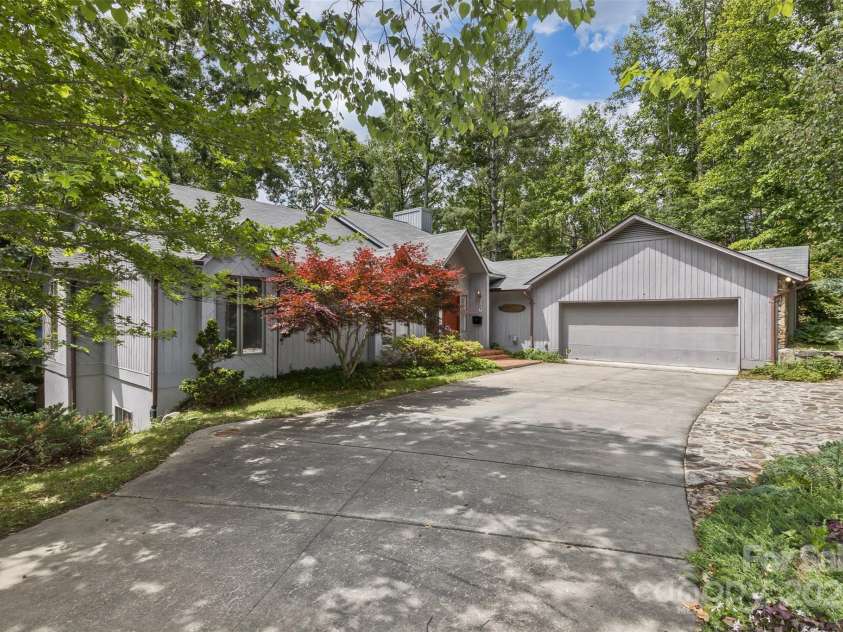 100 Black Oak Drive, Asheville, NC 28804.  MLS# CAR4266222, YatesRealty ID 21246. 