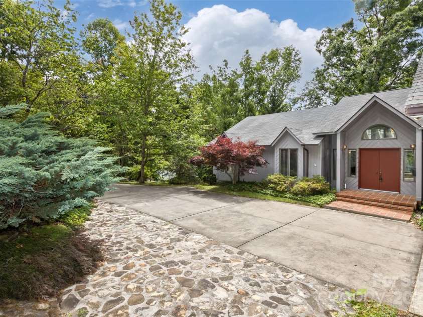 100 Black Oak Drive, Asheville, NC 28804.  MLS# CAR4266222, YatesRealty ID 21246. 