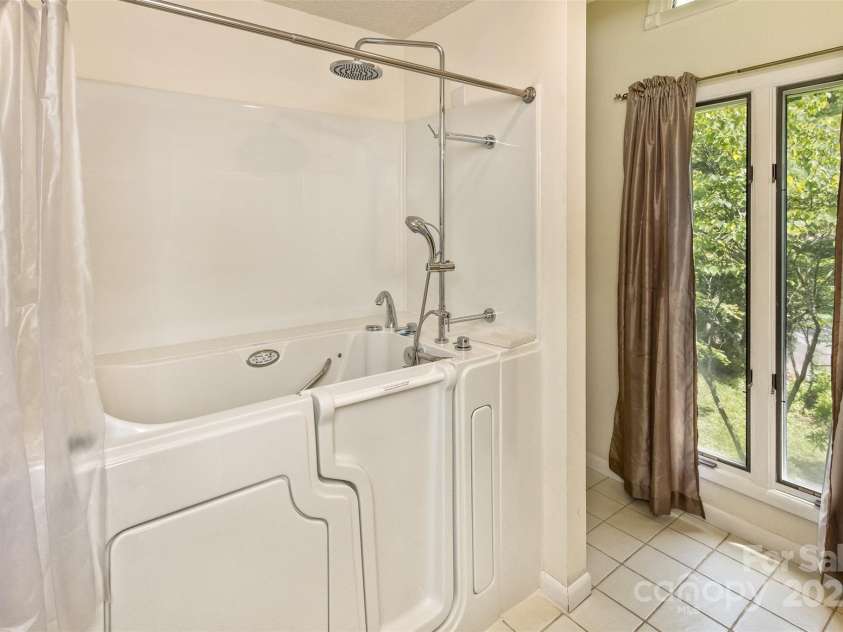 100 Black Oak Drive, Asheville, NC 28804.  MLS# CAR4266222, YatesRealty ID 21246. 