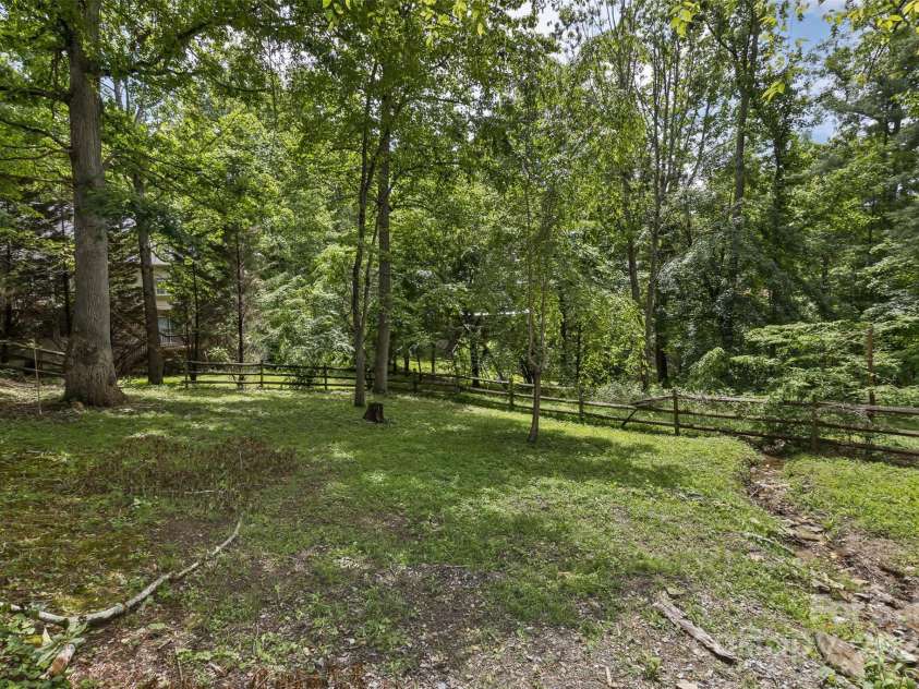 100 Black Oak Drive, Asheville, NC 28804.  MLS# CAR4266222, YatesRealty ID 21246. 