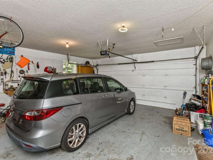 100 Black Oak Drive, Asheville, NC 28804.  MLS# CAR4266222, YatesRealty ID 21246. Garage