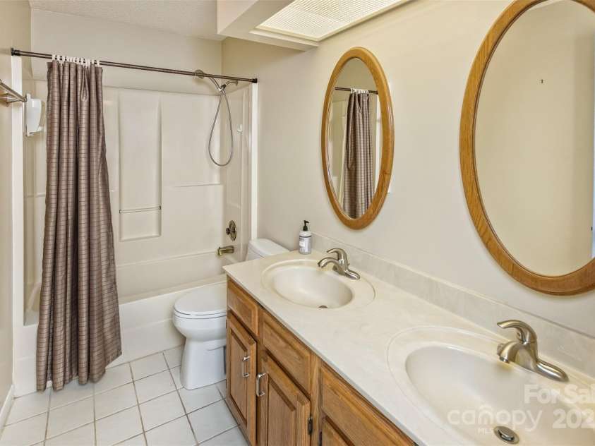 100 Black Oak Drive, Asheville, NC 28804.  MLS# CAR4266222, YatesRealty ID 21246. Main floor full bath