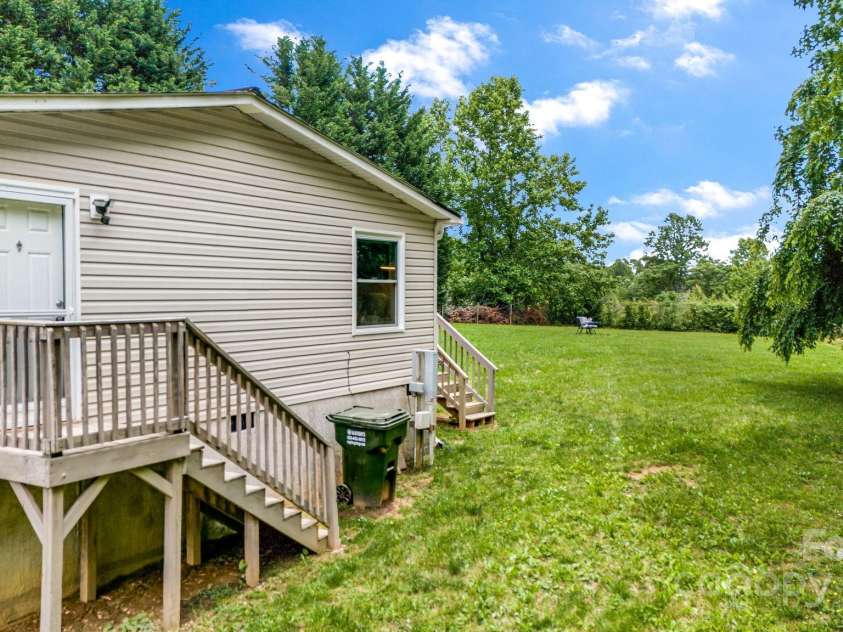 37 Bittersweet Drive, Hendersonville, NC 28792.  MLS# CAR4248021, YatesRealty ID 21247. 