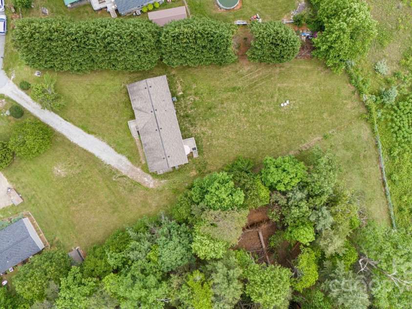 37 Bittersweet Drive, Hendersonville, NC 28792.  MLS# CAR4248021, YatesRealty ID 21247. 