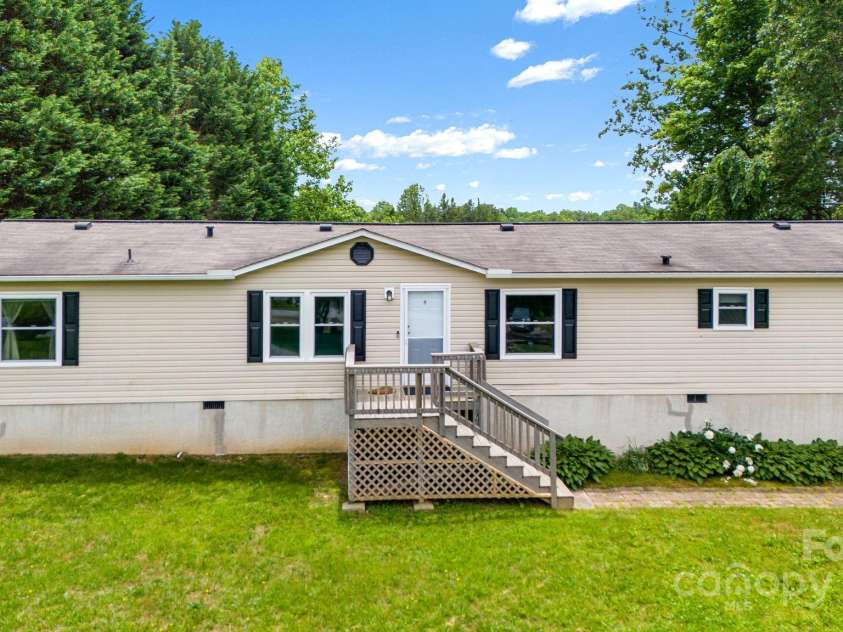 37 Bittersweet Drive, Hendersonville, NC 28792.  MLS# CAR4248021, YatesRealty ID 21247. 